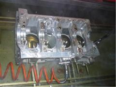 Опрессовка полостей рубашки охлаждения и маслоканалов после сварки и расточки постели 